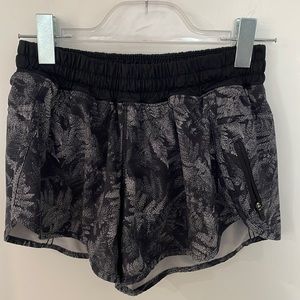 Vintage lululemon tracker shorts. Size 8, black and gray pattern